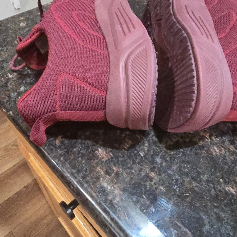 Feethit Red Sneakers - Picture 4 of 8